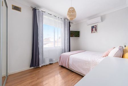 Modern two bedroom unit close to shopping and M5 - Photo 5