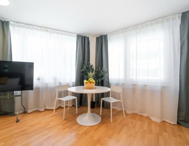 Modern möblierte 1,5-Zimmer Wohnung mit Balkon in zentraler Lage - Foto 1