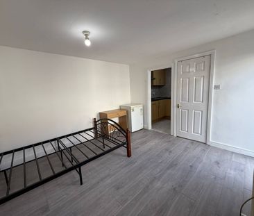 Self contained studio flat ideal for single person- £1200 inclusive - Photo 2