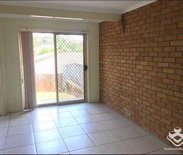 THREE BEDROOMS TOWNHOUSE WITH NEW AIR CONDITION - Photo 1