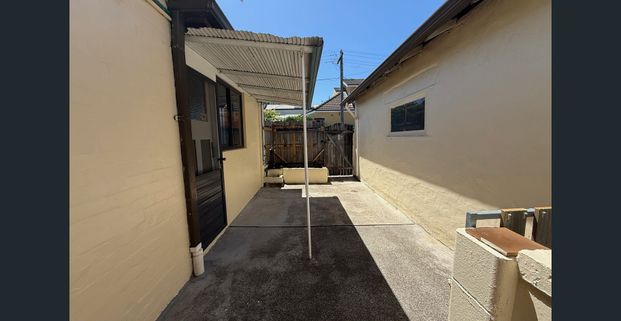 Bright Beachside 1-Bedroom Haven in Manly! - Photo 1