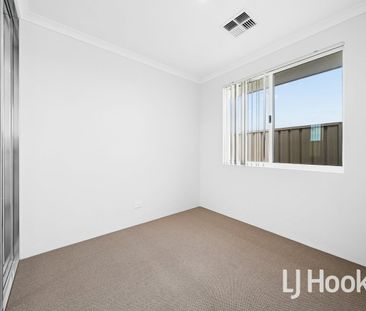 Large home with Theatre in Yanchep - Photo 4
