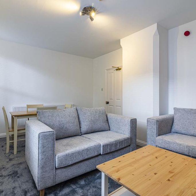 4 bedroom flat to rent - Photo 1