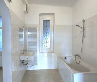 SANIERTE UNBEFRISTETE HELLE ALTBAUWOHNUNG IN DER GUDRUNSTRASSE - Photo 2