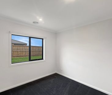 🏡 Brand New 5-Bedroom House in Thornhill Park - Photo 4