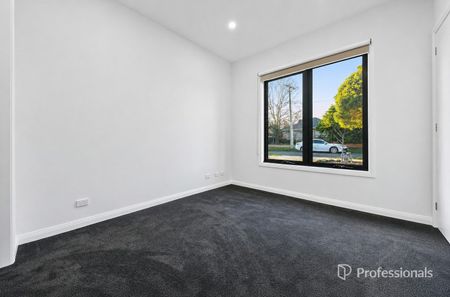 Near-New Family Home – Walk to Sought-After Brentwood Secondary & Glen Waverley South Primary 33 Crocus Crescent, Glen Waverley - Photo 2