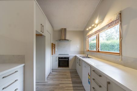 Four Bedroom Home Close to The University - Photo 2