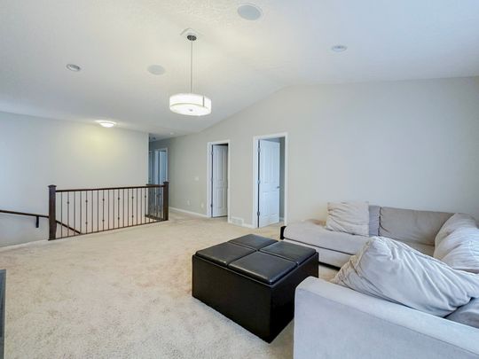 Beautiful Furnished Home With Quartz Kitchen & Fireplace In Sherwood - Photo 1