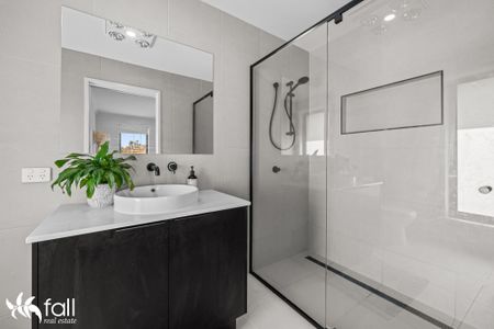 Spacious & Stunning Family Home in Brighton - Photo 5