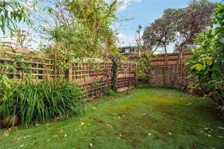 St. Andrews Square, London, W11 ground floor flat to rent - Photo 2