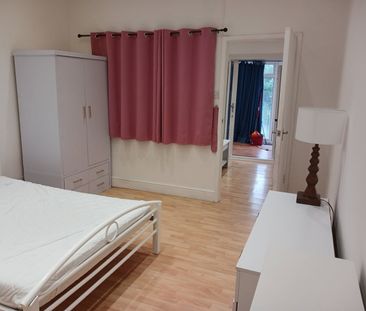 1 Bed Flat, St. Johns Road, NW11 - Photo 4