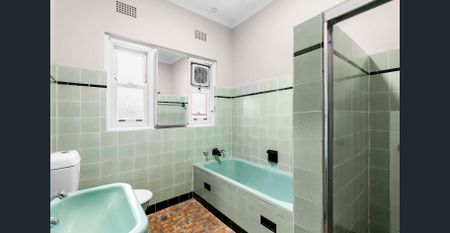 Charming home in a highly sought-after neighbourhood - Photo 3