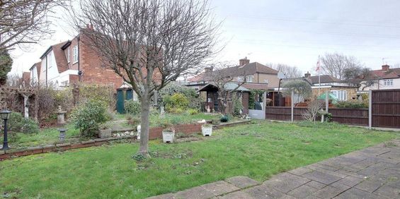 Bedford Crescent, Enfield EN3, London - Photo 3