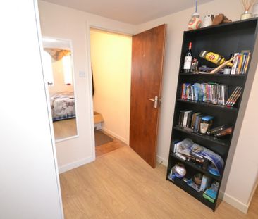 3 bed Flat for Rent - Photo 6