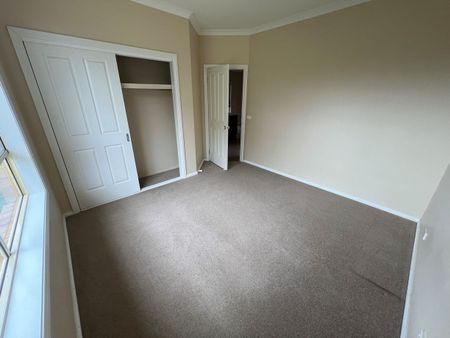 Classic 3Br Family Home in Point Cook! - Photo 5