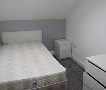 3 bedroom flat to rent - Photo 4