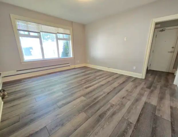 SPACIOUS ONE bedroom unit available for NOV 1st on the MAIN FLOOR!! | 170 Simcoe Street South, Oshawa - Photo 1