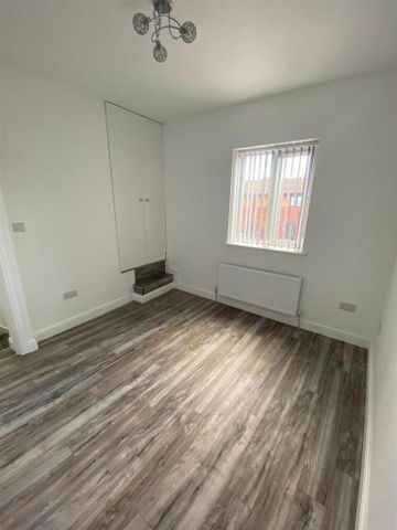 2 bedroom end of terrace house to rent - Photo 2