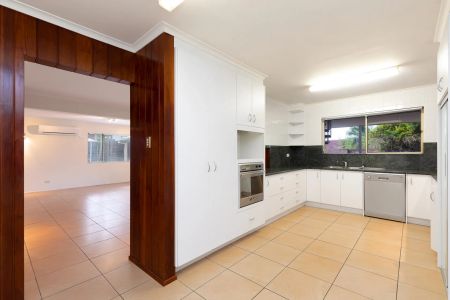 Spacious Dual-Level Family Home with Pool in Prime Tarragindi Location - Photo 5