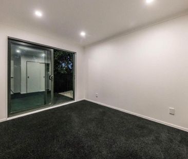 Spacious 5-Bedroom Family Home for Rent in Point England - Photo 4