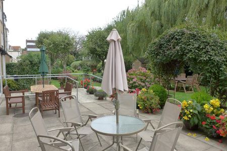 1 bedroom retirement property to rent - Photo 2