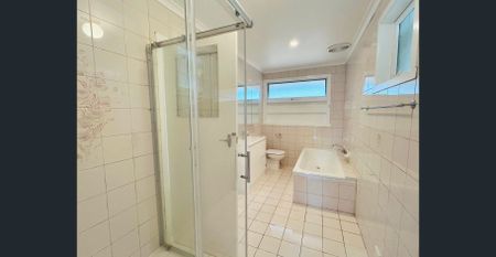 Comfortable Family Living in a Quiet Court Location - Photo 5