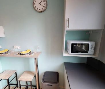 12 Rue Barbès 12, Paris - Photo 2
