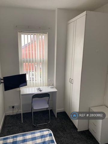 1 bedroom in a house share to rent - Photo 5