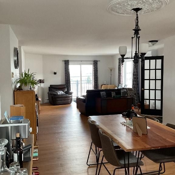 41/2 grand et lumineux 2ème étage dans triplex pour personne seule 50 ans et plus tranquille références et enquête exigées. - Photo 2