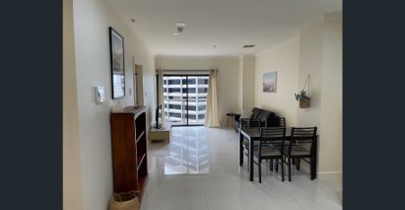 Fully Furnished 2-Bedroom Apartment in Prime CBD Location - Photo 2