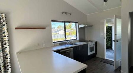 Easy-Care 3-Bedroom Home with Heat Pump and Courtyard - Photo 4