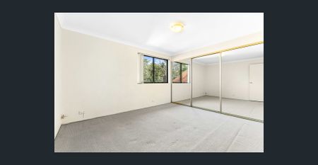 GENEROUS SIZE APPARTMENT CONVENIENT LOCATION & LEAFY OUTLOOK - Photo 2