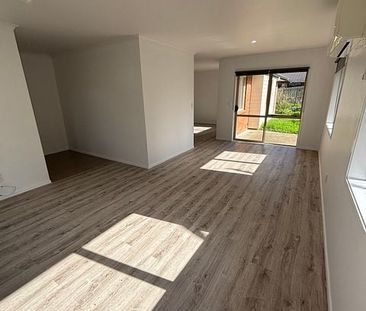 Large 4 bdrm, beautiful home, excellent location - Photo 4