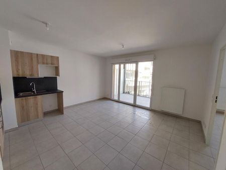 location Appartement T2 DE 38.7m² À ARLES - Photo 2