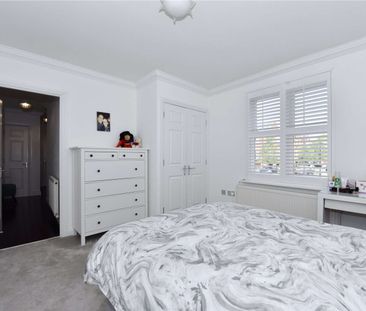 An immaculate two double bedroom apartment situated on the popular ... - Photo 5
