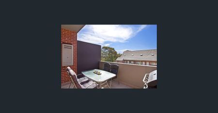 Spacious two bedroom apartment in ultra convenient location - Photo 5