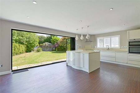 Spacious detached family home with large garden, studio and impressive open plan living - Photo 4