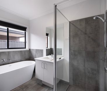Modern home, offering comfortable living with low maintenance - Photo 2