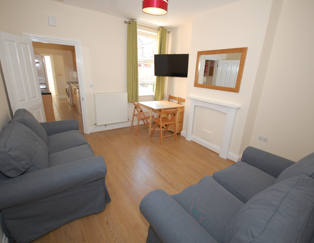 Station Street Room 2 - Photo 1