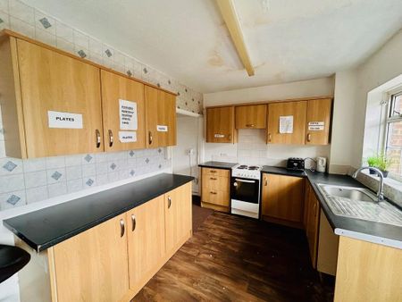 4 bedroom end of terrace house to rent - Photo 5