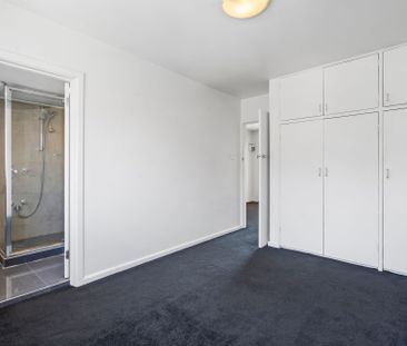 One Bedroom Apartment in St Kilda! - Photo 3