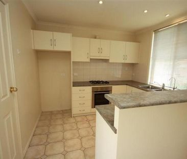 BEAUTIFUL BRIGHT 3 BEDROOM TOWNHOUSE - Photo 3