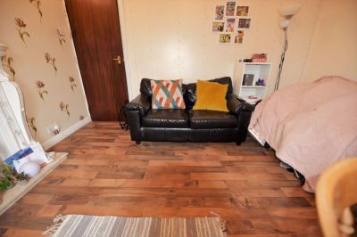 2 bedroom Flat in Harold Grove, Leeds - Photo 4