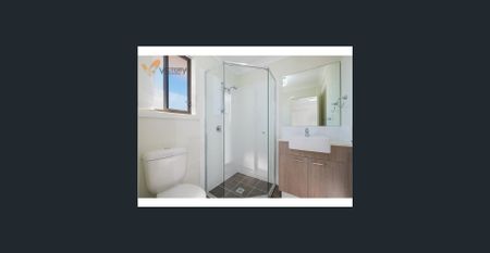 Great 5Bedroom House with Tiles Flooring. Family Haven set in Schofields! - Photo 4