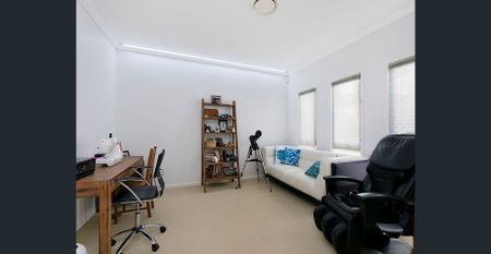 STYLISH PELICAN WATERS RETREAT - Photo 2