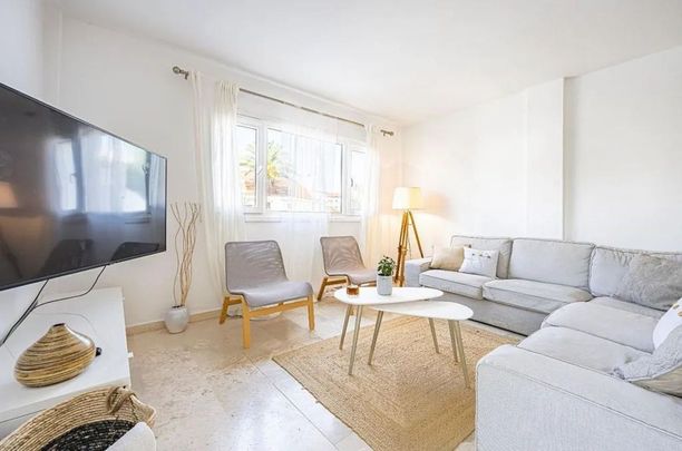 Alquiler de piso en Calle de las Adelfas - Photo 1