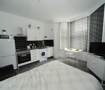 United Kingdom, 23-25 The Crescent, TS5 6SG, Middlesbrough - Photo 5