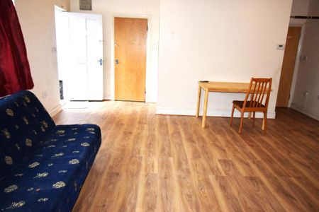3 bedroom flat to rent - Photo 4