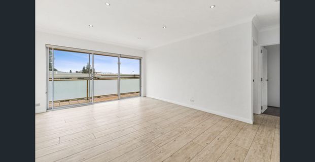 Top floor north facing apartment - Photo 1