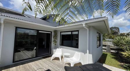 Modern Living in Westown, 4 bedroom, 2 bathroom - Photo 4
